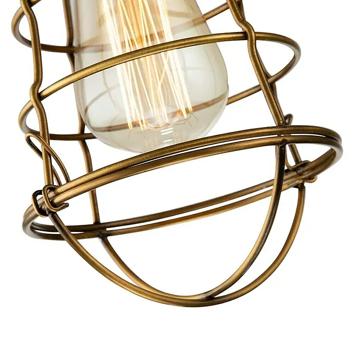 Elstead Deckenleuchte Mixon - 60 W, Ø x H: 14 x 27,1 cm, Messing Antik, E27 - Nahaufnahme einer Edison-Glühbirne mit einem dekorativen Käfig aus Metalldraht. Das Licht erzeugt ein warmes, nostalgisches Ambiente.