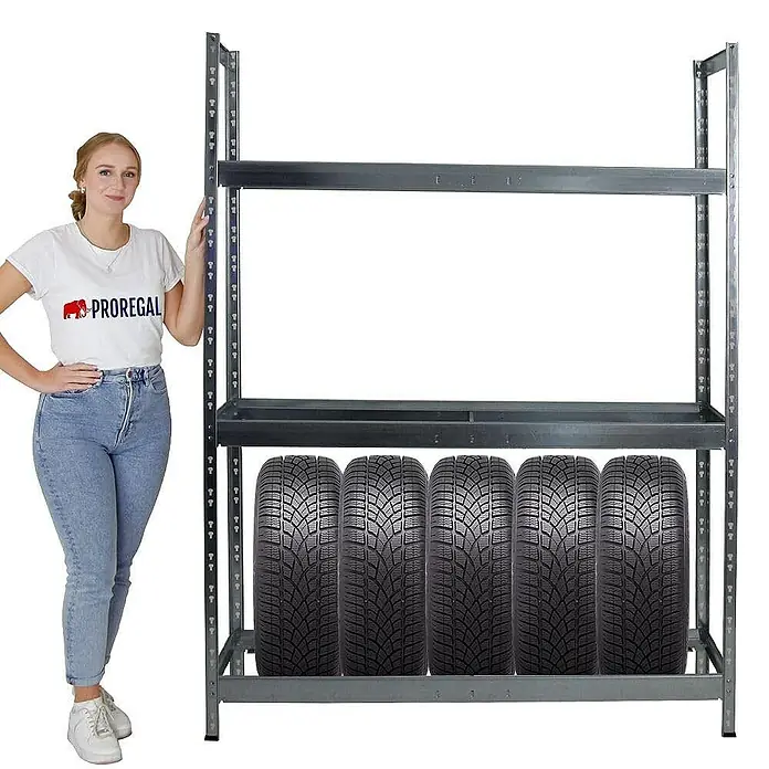 Proregal Reifenregal Mega Deal Tiger XL - Stecken, Verzinkt - Frau neben Reifenregal mit 5 Reifen auf unterster Ebene. Geeignet für Garage oder Keller zur Lagerung von Reifen.