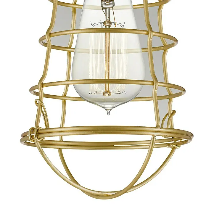 Elstead Deckenleuchte Mixon - 60 W, Ø x H: 14 x 27,1 cm, Messing gebürstet, E27 - Nahaufnahme einer goldenen Käfigleuchte mit einer Edison-Glühbirne, die einen Vintage-Charme versprüht und eine warme Atmosphäre erzeugt.