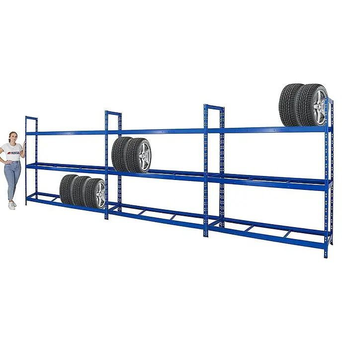 Proregal Reifenregal Mega Deal Tiger XL - Stecken, Blau - Reifenregal zur Aufbewahrung von Reifen. Die Reifen sind auf drei Ebenen des blauen Metallregals gestapelt und werden von einer Frau inspiziert.