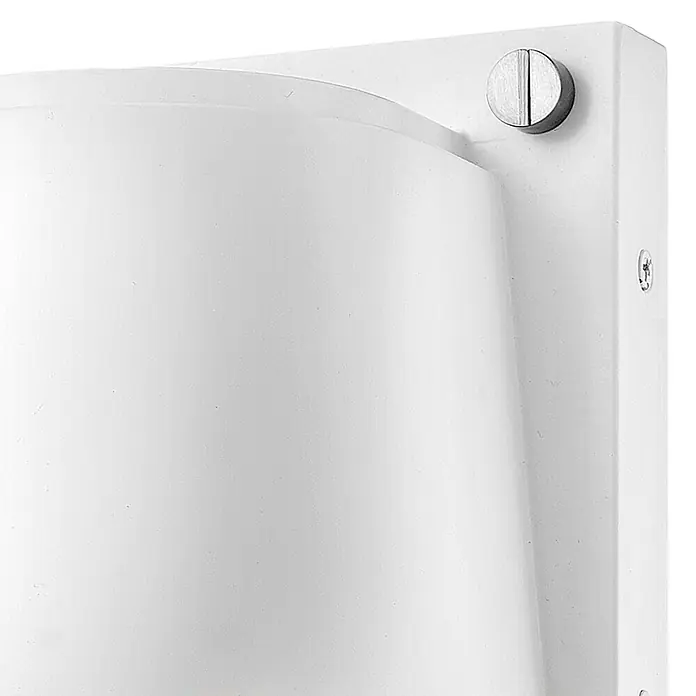 Elstead LED-Außenwandleuchte Scout - 7 W, 12 x 16,5 x 16,5 cm, Weiß, IP44 - Nahaufnahme einer weißen Wandleuchte mit einer gebogenen Abdeckung und einer Schraube an der Seite. Elegantes Design für Innen- und Außenbereiche.