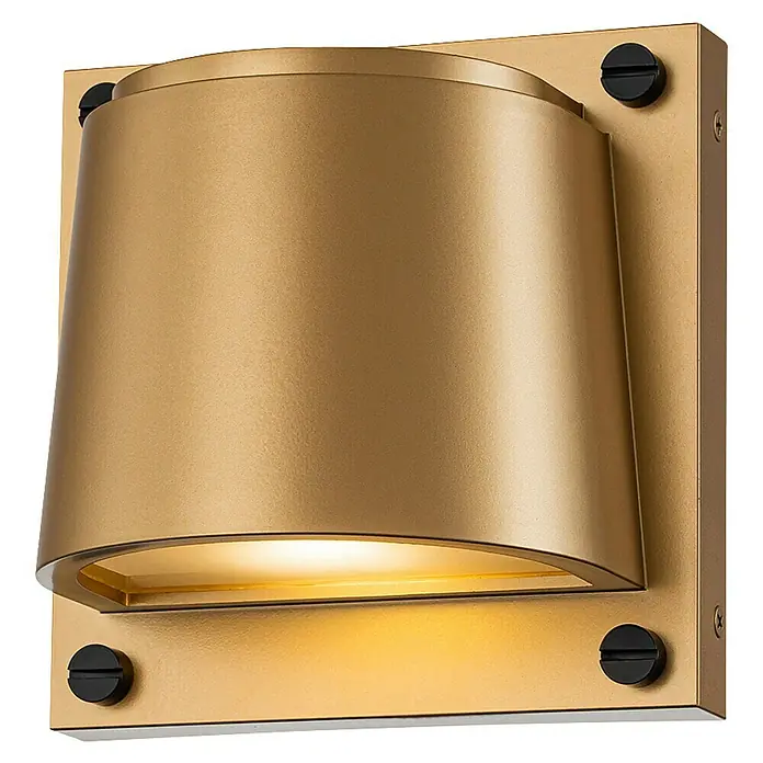 Elstead LED-Außenwandleuchte Scout - 7 W, 12 x 16,5 x 16,5 cm, Messing, IP44 - Nahaufnahme einer goldenen quadratischen Wandleuchte mit einem abgerundeten Lampenschirm, die warmes Licht ausstrahlt.