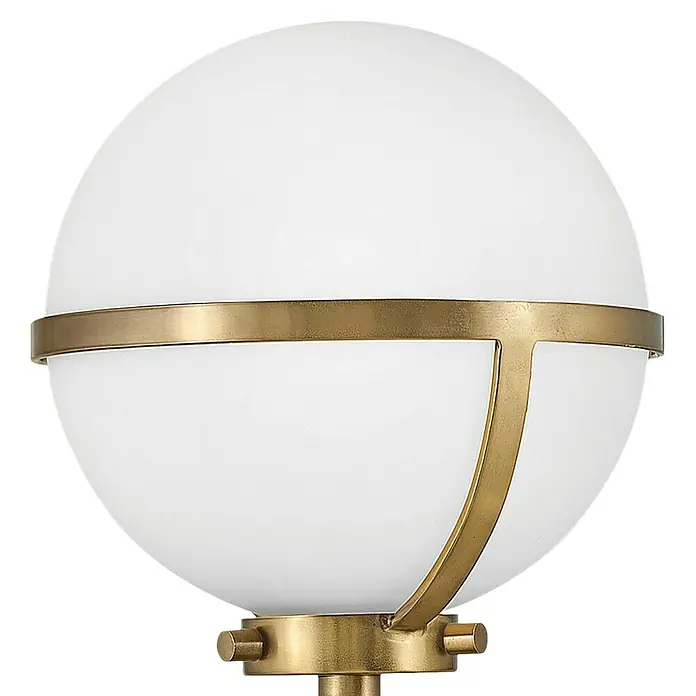 Elstead Wandleuchte Hollis - 40 W, L x B x H: 19 x 15,6 x 40,3 cm, Messing, E14, Opal - Nahaufnahme einer stilvollen Kugellampe mit goldenen Akzenten, die ein warmes und einladendes Licht verspricht.