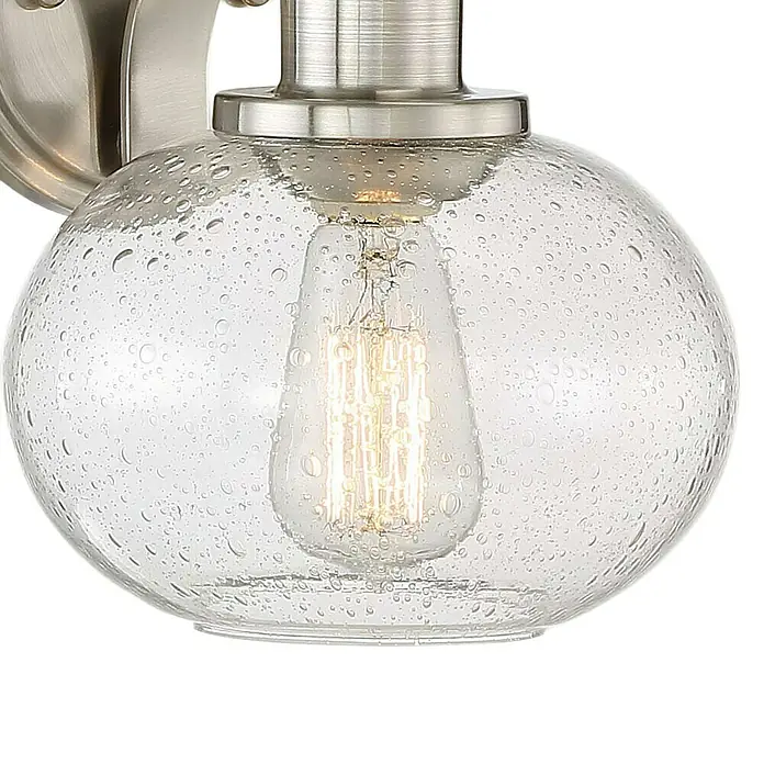 Elstead Wandleuchte Trilogy - 60 W, L x B x H: 22,5 x 19,9 x 24,1 cm, Nickel, E27 - Nahaufnahme einer stilvollen Wandleuchte mit einer klaren, tropfenbesetzten Glaskugel und einem dekorativen Leuchtmittel.