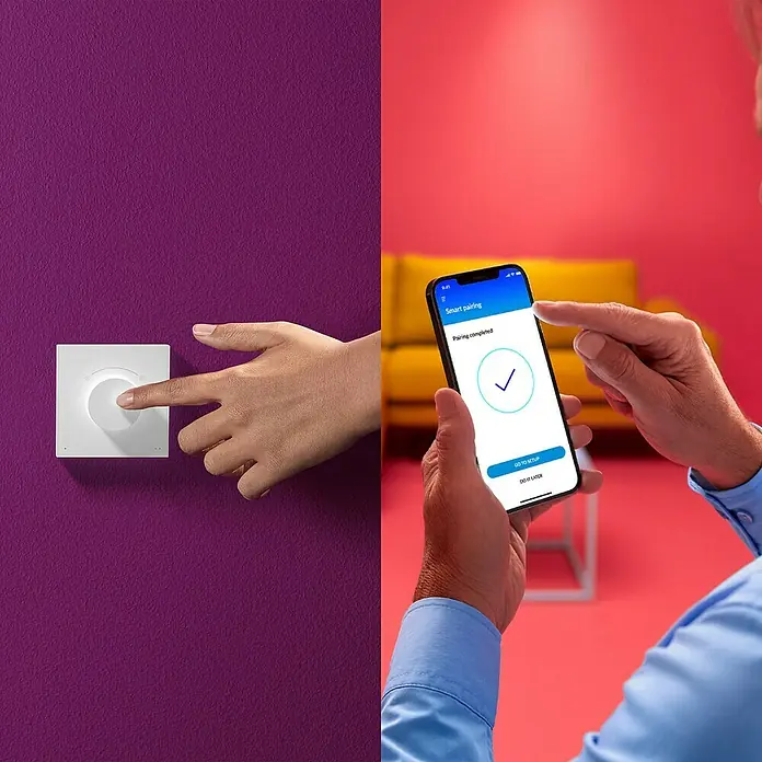 Philips Wiz Fernbedienung smarter Dial Schalter - Weiß - Smart Home Installation: Lichtschalter wird via App mit dem Smartphone verbunden, um Beleuchtung zu steuern.