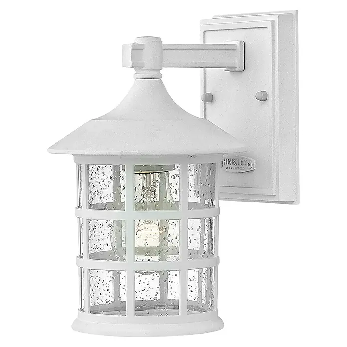 Elstead Außenwandleuchte Freeport - 60 W, 18,5 x 23,8 x 23,8 cm, Weiß, IP44 - Nahaufnahme einer weißen Hinkleylampe für den Außenbereich mit klarem, blasigem Glas und einem klassischen, laternenartigen Design.