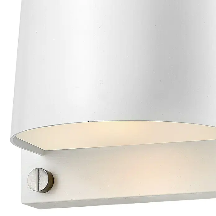Elstead LED-Außenwandleuchte Scout - 7 W, 12 x 16,5 x 16,5 cm, Weiß, IP44 - Nahaufnahme einer modernen Wandleuchte mit weißer Oberfläche und sanfter Beleuchtung.