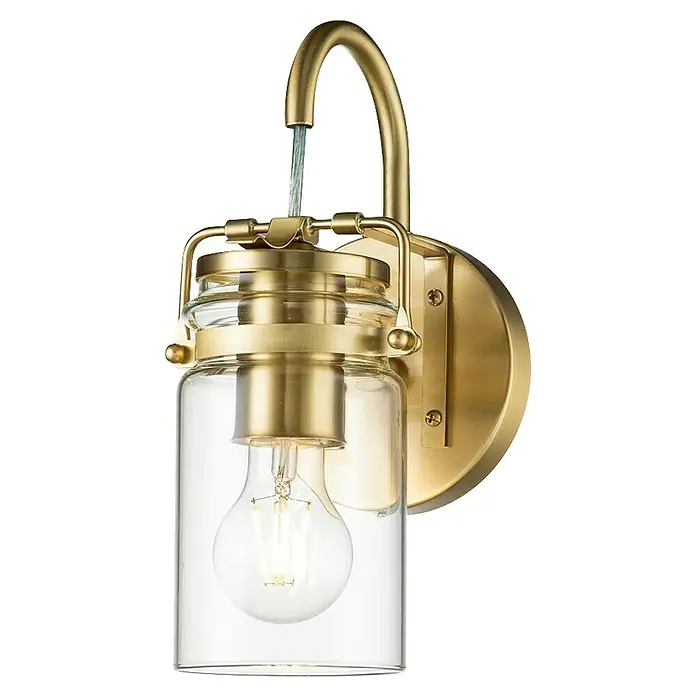 Elstead Wandleuchte Brinley - 60 W, L x B x H: 15,9 x 12,7 x 29,2 cm, Messing, E27 - Nahaufnahme einer Wandleuchte mit einem klaren Glasbehälter und einem goldfarbenen Metallakzent, die ein warmes Licht ausstrahlt.