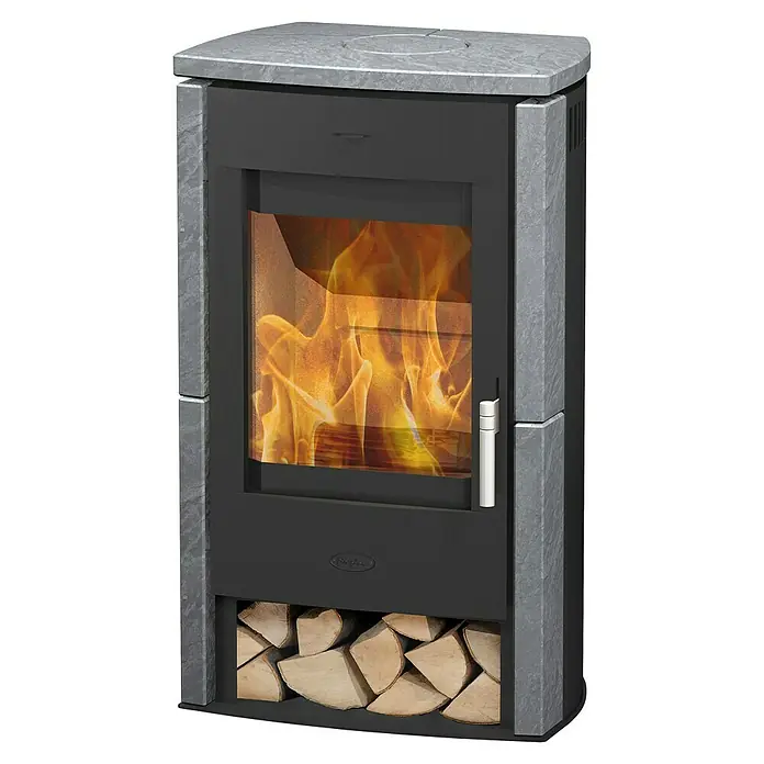 Fireplace Kaminofen Brasil - 6 kW, Raumheizvermögen: 108 m³, Material Verkleidung: Speckstein, Schwarz - Holzofen mit Glasfenster, grauem Steinrahmen und Holzscheiten im unteren Fach.