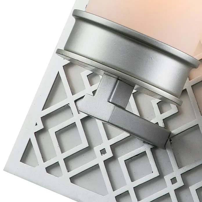 Elstead Wandleuchte Ziggy - 40 W, L x B x H: 11,4 x 15,2 x 34,3 cm, Silber, E27 - Nahaufnahme einer modernen Wandleuchte mit geometrischem Muster. Die Leuchte ist silberfarben und hat ein warmes Licht.