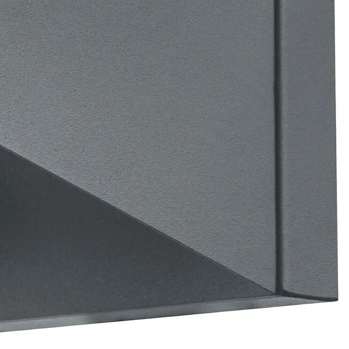 Elstead LED-Außenwandleuchte Zola - 16,5 W, 23,2 x 8,1 x 8,1 cm, Grau, IP44 - Nahaufnahme einer modernen grauen Oberfläche mit subtilen Texturen und Schatten, die ein minimalistisches Design hervorheben.