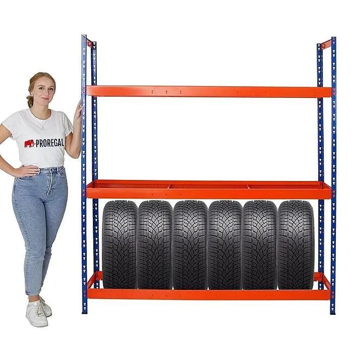 Proregal Reifenregal Mega Deal Tiger XL - Stecken, Blau-Orange - Produktfoto des Proregal Reifenregals mit drei Ebenen zur Reifenlagerung, präsentiert von einer Frau.