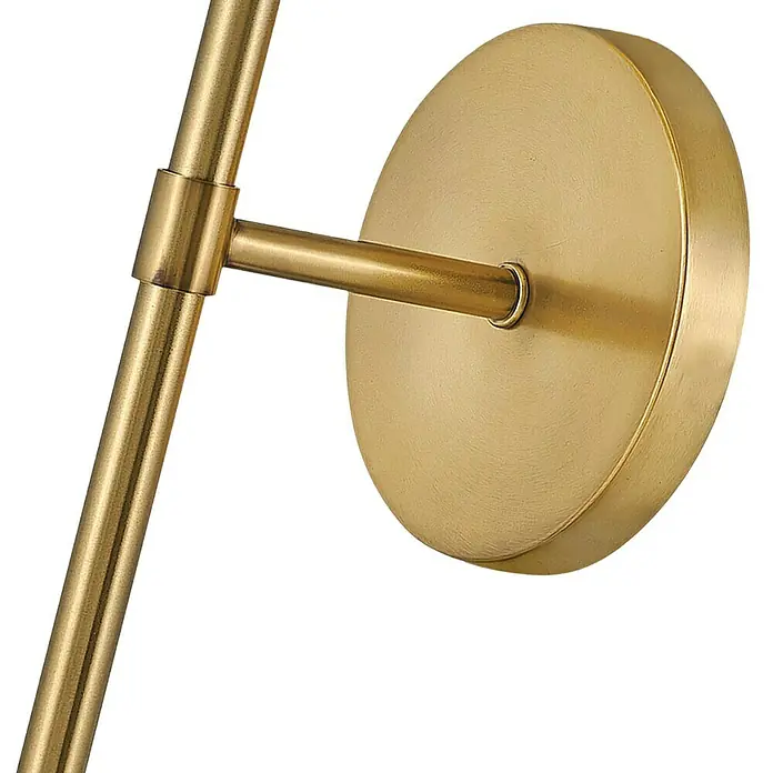 Elstead Wandleuchte Hollis - 40 W, L x B x H: 19 x 15,6 x 40,3 cm, Messing, E14, Opal - Nahaufnahme einer goldenen Wandleuchte mit rundem Sockel und schwenkbarem Arm, die Eleganz und Funktionalität vereint.