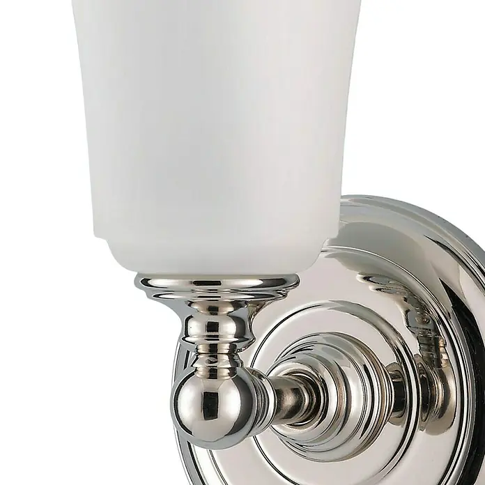 Elstead LED-Wandleuchte Hugenot - 3 W, L x B x H: 15,2 x 13,3 x 24,8 cm, Chrom, Warmweiß - Nahaufnahme einer Wandleuchte mit weißem Lampenschirm und polierter Chromhalterung.
