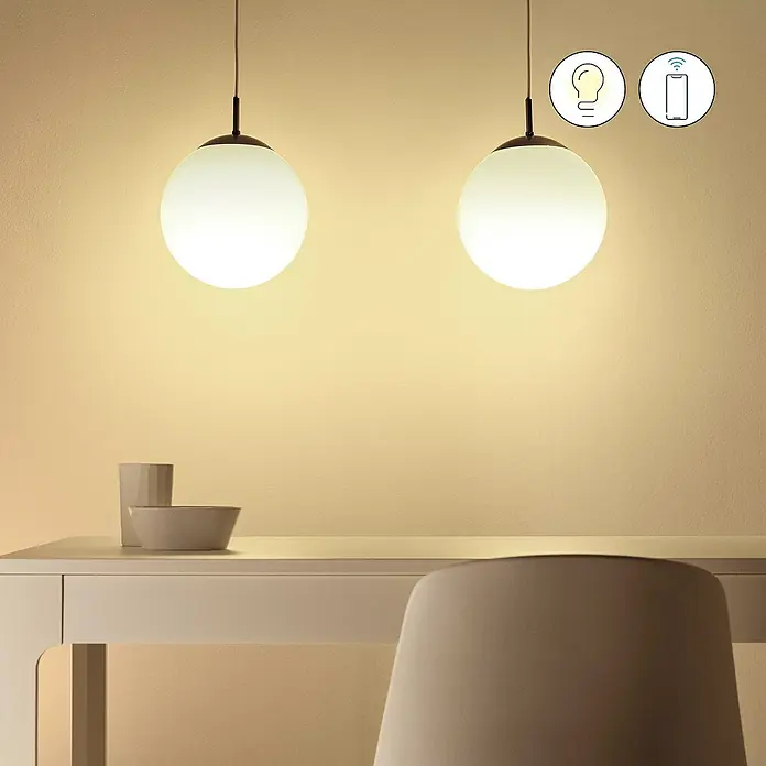 Philips Wiz Smart-LED-Lampe - E27, Dimmbar, RGBW, 470 lm, 4,9 W, 1 Stk. - Zwei moderne Hängelampen mit runden, weißen Glaskugeln, die ein warmes Licht spenden und eine gemütliche Atmosphäre schaffen.