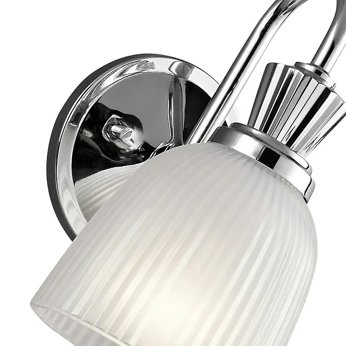 Elstead LED-Wandleuchte Cora - 3 W, L x B x H: 17,2 x 12,7 x 24,1 cm, Chrom, Warmweiß - Nahaufnahme einer verchromten Wandleuchte mit geriffeltem Glasschirm, die ein warmes Licht ausstrahlt und eine elegante Note verleiht.