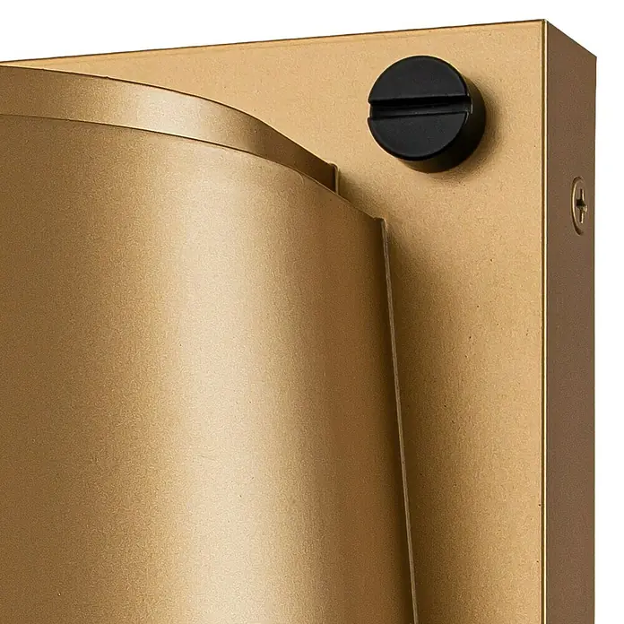 Elstead LED-Außenwandleuchte Scout - 7 W, 12 x 16,5 x 16,5 cm, Messing, IP44 - Nahaufnahme einer goldenen Wandleuchte mit einem schwarzen Knopf und einer Schraube, die ein modernes und elegantes Design zeigt.