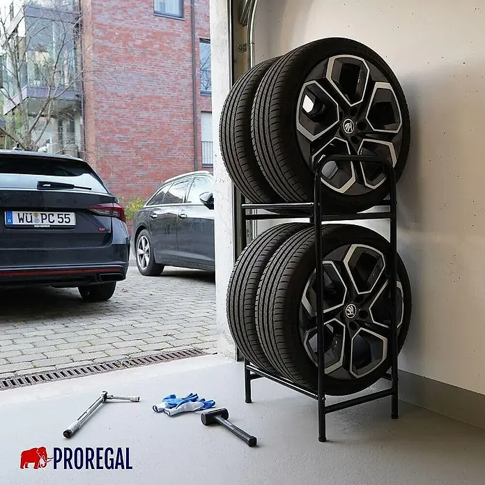 Proregal Reifenregal CARRERO - Schrauben, Schwarz - Reifenregal mit zwei Reifensätzen, Werkzeug und Handschuhen in einer Garage. Ideal zur Lagerung von Reifen.