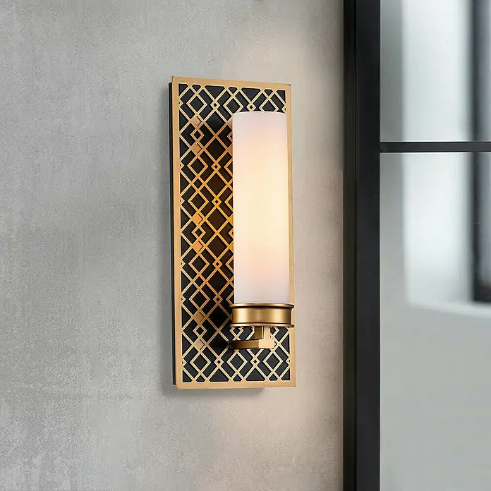 Elstead Wandleuchte Ziggy - 40 W, L x B x H: 11,4 x 15,2 x 34,3 cm, Gold, E27 - Wandleuchte mit goldenem geometrischem Muster und zylindrischem Lampenschirm für eine elegante Beleuchtung im Raum.