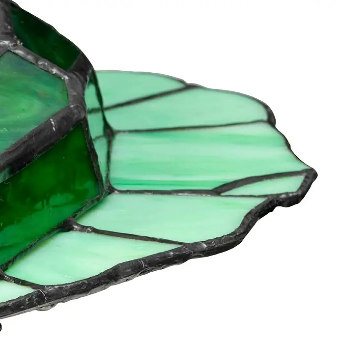 Elstead LED-Tischleuchte Tiffany - 28 W, L x B x H: 22,8 x 22 x 13,2 cm, Grün, Warmweiß, Frosch - Nahaufnahme eines grünen Tiffany-Lampenschirms mit dunklen Konturen, der ein elegantes, von der Natur inspiriertes Design zeigt.