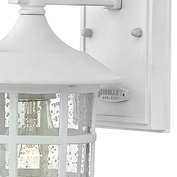Elstead Außenwandleuchte Freeport - 60 W, 18,5 x 23,8 x 23,8 cm, Weiß, IP44 - Nahaufnahme einer weißen Hinkleylampe mit klarem, blasigem Glas und einer dekorativen Fassung für den Außenbereich.