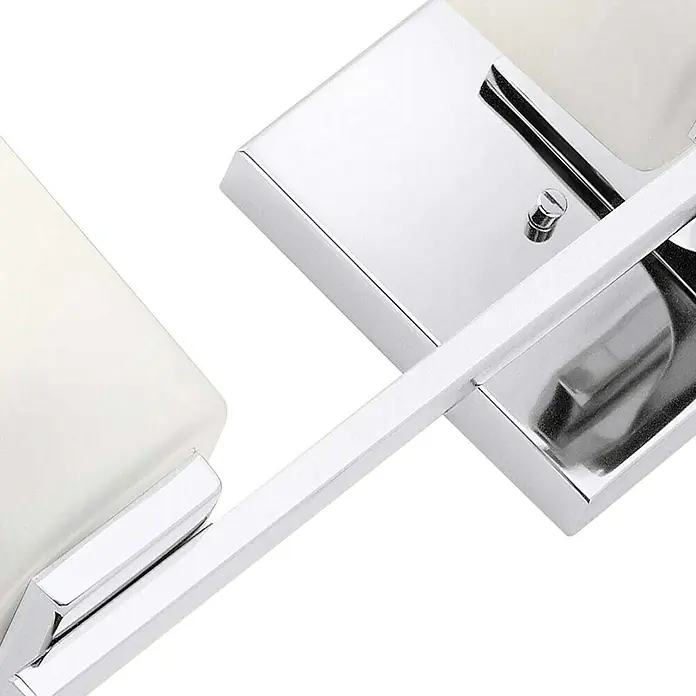 Elstead LED-Wandleuchte Roehm - 3 W, L x B x H: 15,9 x 58,4 x 18,3 cm, Silber - Nahaufnahme eines modernen, eckigen Türgriffs aus glänzendem Chrom, der ein elegantes und minimalistisches Design zeigt.