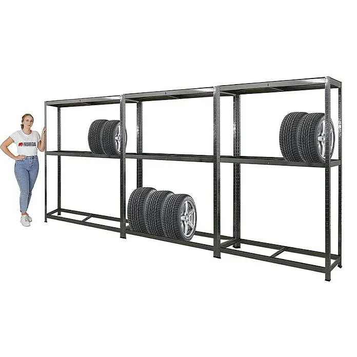Proregal Reifenregal Mega Deal Ragnar - H x B x T: 180 x 120 x 40 cm, Stecken, Verzinkt - Aufnahme des Proregal-Reifenregals mit drei Abschnitten, in denen Autoreifen gelagert werden, neben einer Frau zur Größenansicht.