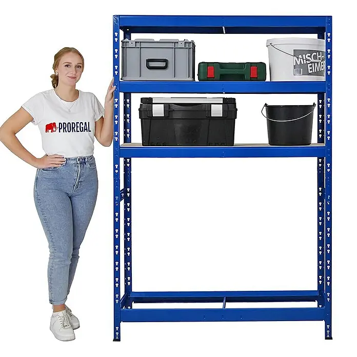 Proregal Reifenregal Mega Deal Tiger mit Fachboden - Stecken, Blau - Blaues Proregal-Lagerregal mit vier Ebenen und verschiedenen Aufbewahrungsbehältern, daneben eine Frau zur Größenorientierung.