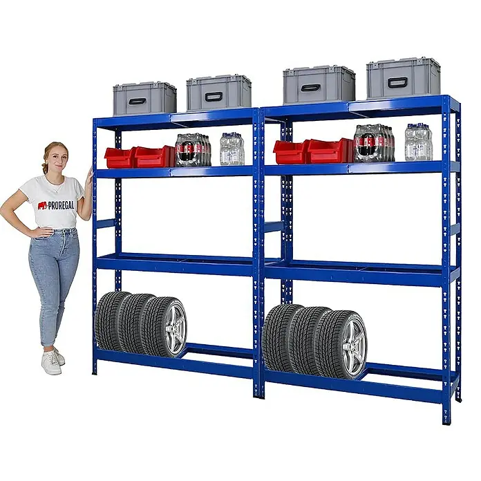 Proregal Reifenregal Mega Deal Tiger mit Fachboden - H x B x T: 180 x 120 x 40 cm, Stecken, Blau - Abbildung eines blauen Schwerlastregals mit vier Ablagen, bestückt mit Reifen, Kisten, und Getränken. Daneben steht eine Frau.