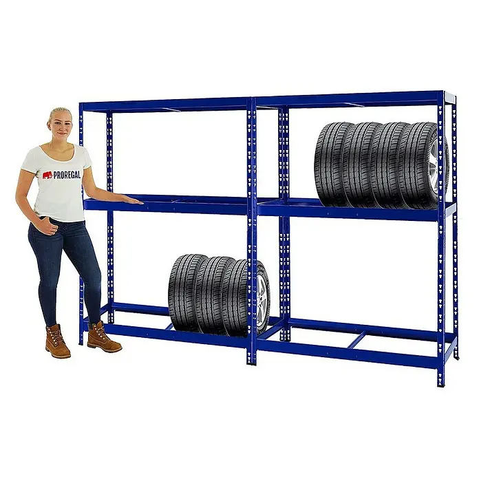 Proregal Reifenregal Mega Deal Tiger mit Fachboden - H x B x T: 180 x 130 x 50 cm, Stecken, Blau - Eine blaue Reifengestelllagerung mit einer Frau zur Größenskalierung, die die robuste Konstruktion und die Lagerkapazität hervorhebt.