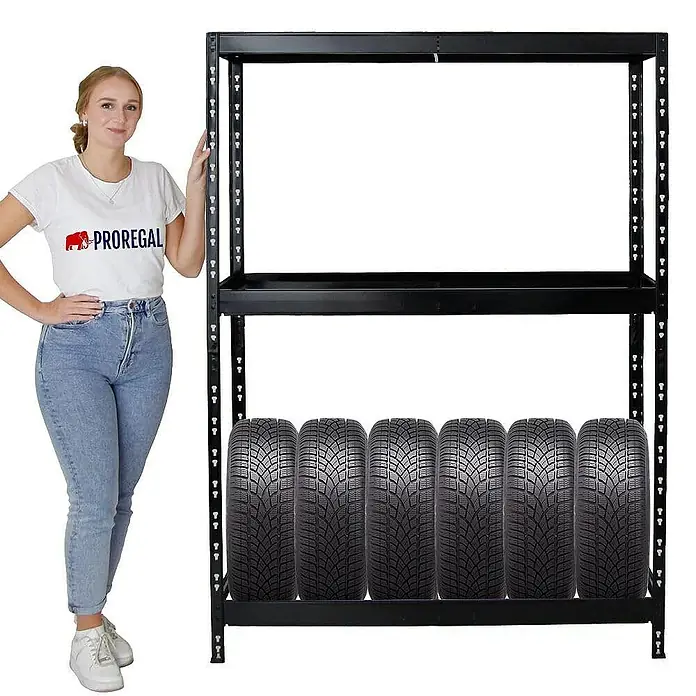Proregal Reifenregal Mega Deal Tiger mit Fachboden - Stecken, Schwarz - Ein Regal mit zwei Ablagen, von denen die untere mit sechs Reifen gefüllt ist, daneben steht eine Frau.