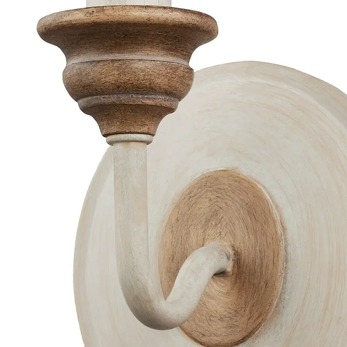 Elstead Wandleuchte Hartsville - 40 W, L x B x H: 10,2 x 11,4 x 19,4 cm, Weiß, E14 - Nahaufnahme einer Wandleuchte mit antikem Finish, die eine warme, einladende Atmosphäre schafft.