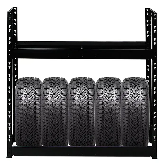 Proregal Reifenregal Mega Deal Tiger - Stecken, Schwarz - Ein Reifenregal aus schwarzem Metall mit fünf Winterreifen, die darauf gelagert werden. Praktische Lagerung für Saisonreifen.