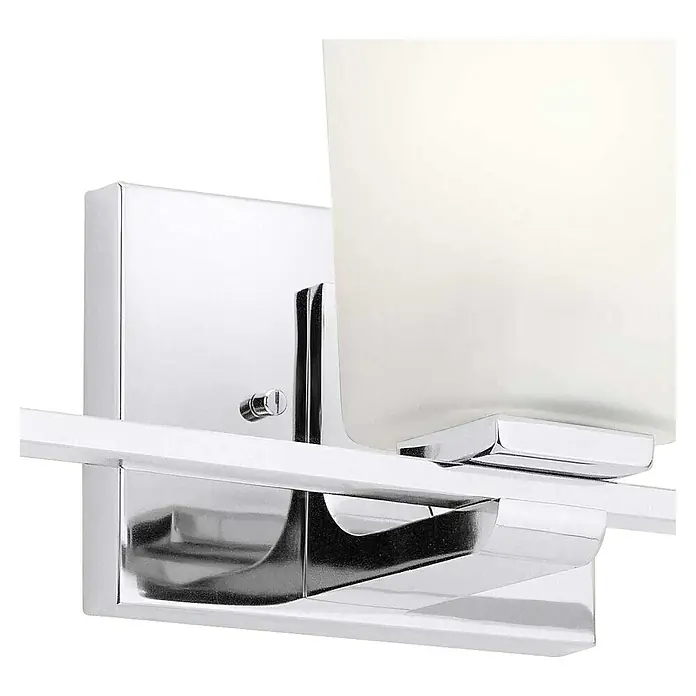 Elstead LED-Wandleuchte Roehm - 3 W, L x B x H: 15,9 x 58,4 x 18,3 cm, Silber - Nahaufnahme einer modernen Chrom-Badezimmerleuchte mit einem mattierten Glaslampenschirm, die eine stilvolle Beleuchtungsoption bietet.