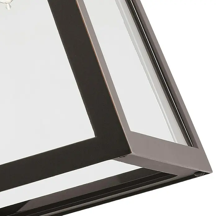 Elstead Außenwandleuchte Delison - 60 W, 25,4 x 35,7 x 35,7 cm, Schwarz, IP44 - Nahaufnahme einer modernen Deckenleuchte mit Metallrahmen und Glaspaneelen, die ein elegantes und helles Ambiente erzeugt.