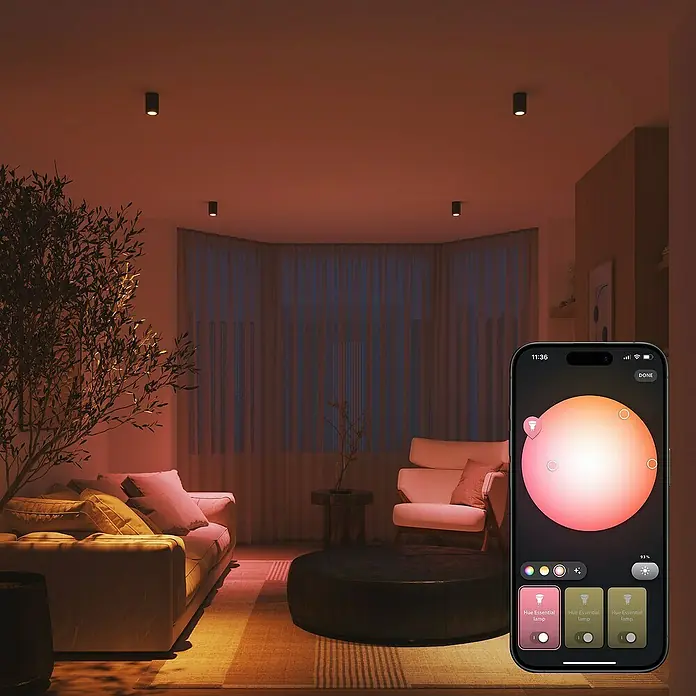 Philips Hue Smart-LED-Lampe Set Essential - GU10, Dimmbar, RGBW, 345 lm, 4,7 W, 2 Stk. - Stimmungsvolles Wohnzimmer mit farbiger Philips Hue Beleuchtung, gesteuert per Smartphone App.