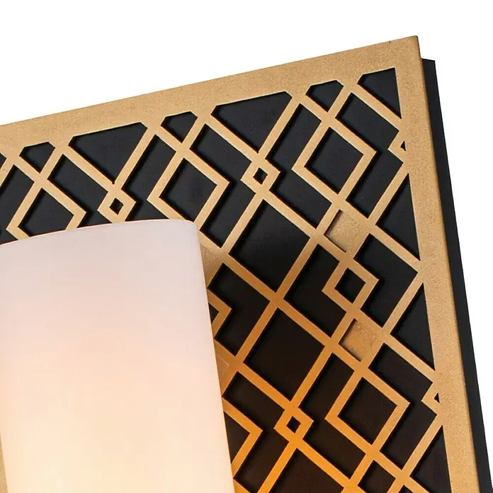 Elstead Wandleuchte Ziggy - 40 W, L x B x H: 11,4 x 15,2 x 34,3 cm, Gold, E27 - Nahaufnahme einer goldenen Wandleuchte mit geometrischem Muster auf schwarzem Hintergrund.