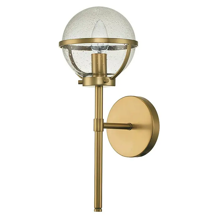 Elstead Wandleuchte Hollis - 40 W, L x B x H: 19 x 15,6 x 40,3 cm, Messing, E14, Transparent - Nahaufnahme einer stilvollen goldenen Wandleuchte mit einer klaren, kugelförmigen Lampenfassung, die eine warme und einladende Beleuchtung bietet.