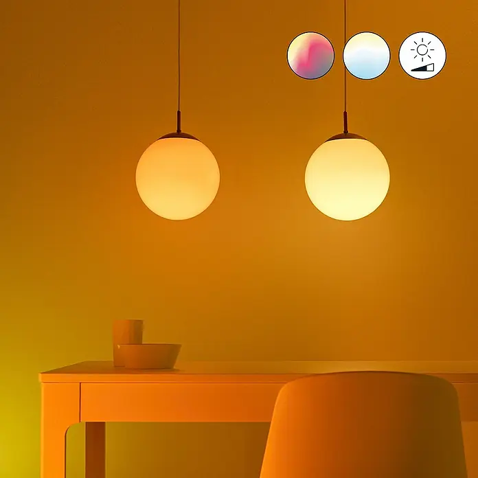 Philips Wiz Smart-LED-Lampe - E27, Dimmbar, RGBW, 470 lm, 4,9 W, 1 Stk. - Zwei moderne Hängelampen mit runden, leuchtenden Lampenschirmen in einem warmen, einladenden Raum.