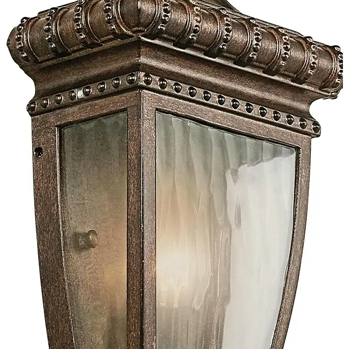 Elstead Außenwandleuchte Venetian rain - 60 W, 9,5 x 29,8 x 29,8 cm, Brushed Bronze, IP44 - Nahaufnahme einer Außenwandleuchte mit einem dekorativen, bronzefarbenen Rahmen und strukturiertem Glas.