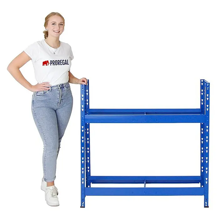 Proregal Reifenregal Mega Deal Tiger - Stecken, Blau - Regal mit zwei Ebenen, ideal für Lagerung und Organisation, präsentiert neben einer Frau zur Größenorientierung.