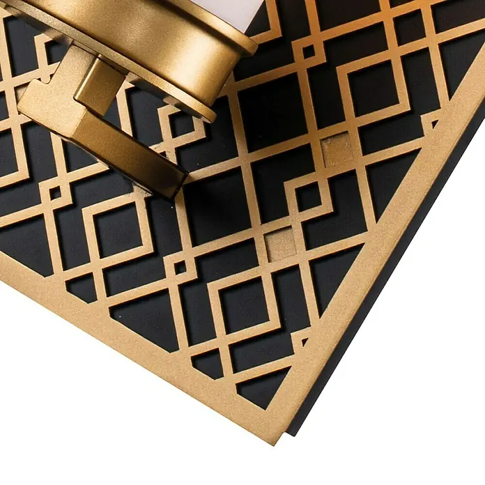 Elstead Wandleuchte Ziggy - 40 W, L x B x H: 11,4 x 15,2 x 34,3 cm, Gold, E27 - Nahaufnahme einer goldenen Wandleuchte mit geometrischem Muster vor schwarzem Hintergrund, die ein elegantes und modernes Design zeigt.