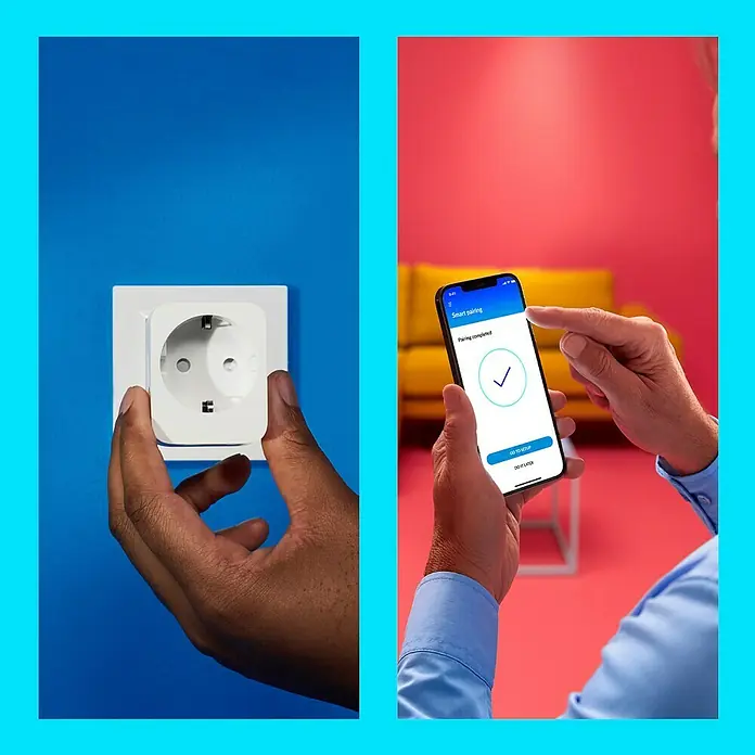 Philips Wiz Smart-Steckdose - Innen, IP20, Weiß, 1 Stk. - Nahaufnahme eines Smart Home Steckdosenadapters, der in eine Wandsteckdose gesteckt wird, und ein Smartphone, das die erfolgreiche Kopplung anzeigt.