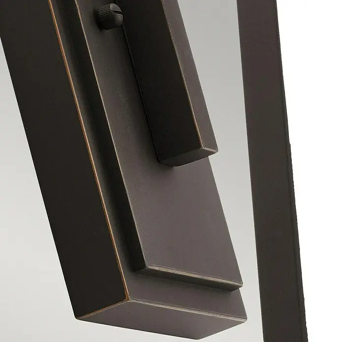 Elstead Außenwandleuchte Delison - 60 W, 25,4 x 35,7 x 35,7 cm, Schwarz, IP44 - Nahaufnahme einer eleganten, bronzefarbenen Wandleuchte, die modernes Design und warme Beleuchtung vereint.