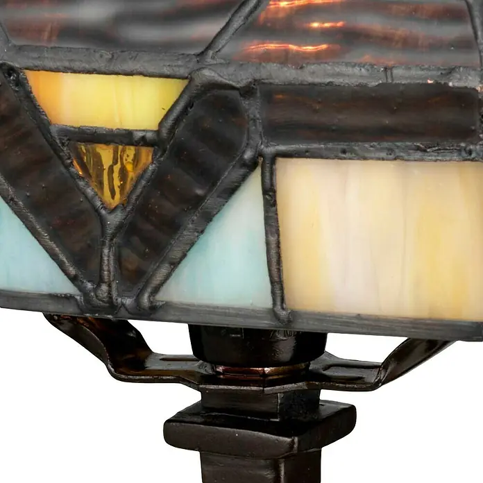 Elstead Tischleuchte Holmes Tiffany - 25 W, L x B x H: 12,5 cm x 12,5 mm x 30,5 cm, Bronze, Mehrfarbig, E14 - Nahaufnahme einer Tiffany-Tischleuchte, die die Details des farbigen Glases und des kunstvollen Metallsockels hervorhebt.