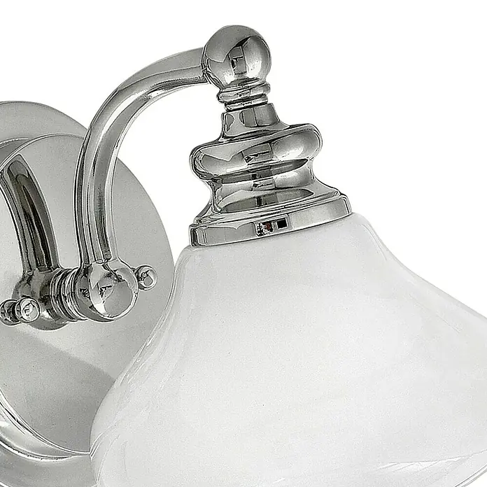 Elstead LED-Wandleuchte Ainsley - 3 W, L x B x H: 20,6 x 16 x 19,1 cm, Chrom - Nahaufnahme einer polierten Chrom-Wandleuchte mit weißem Glasschirm, die ein elegantes und funktionales Design zeigt.