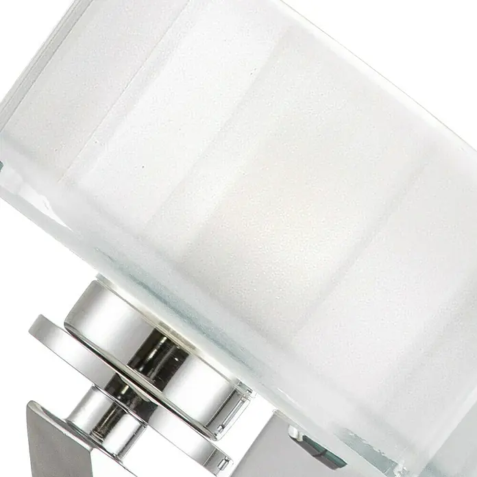 Elstead LED-Wandleuchte Meridian - 3 W, L x B x H: 16,5 x 12,7 x 20,3 cm, Chrom - Detailaufnahme eines Gefäßes mit weißem Inhalt und silberfarbenen Details, das Klarheit und Reinheit ausstrahlt.