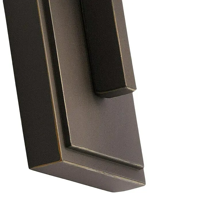 Elstead Außenwandleuchte Delison - 60 W, 20,2 x 29 x 29 cm, Schwarz, IP44 - Nahaufnahme eines stilvollen, dunklen Türgriffs mit markanten Kanten und einer robusten Oberfläche. Ideal für moderne Inneneinrichtungen.