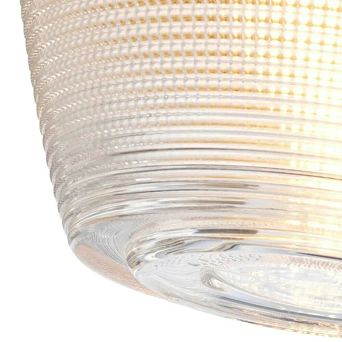 Elstead Deckenleuchte Dublin - 40 W, L x B x H: 18,2 x 18,2 x 20,5 cm, Messing, E27 - Nahaufnahme einer modernen Glasleuchte, die ein warmes, goldenes Licht ausstrahlt und deren Textur raffiniert und elegant wirkt.