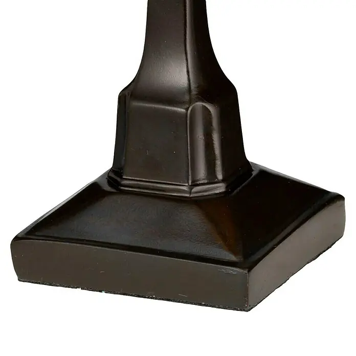 Elstead Tischleuchte Holmes Tiffany - 25 W, L x B x H: 12,5 cm x 12,5 mm x 30,5 cm, Bronze, Mehrfarbig, E14 - Nahaufnahme des Sockels einer bronzefarbenen Lampe, der eine robuste und klassische Basis für eine Tischleuchte bietet.